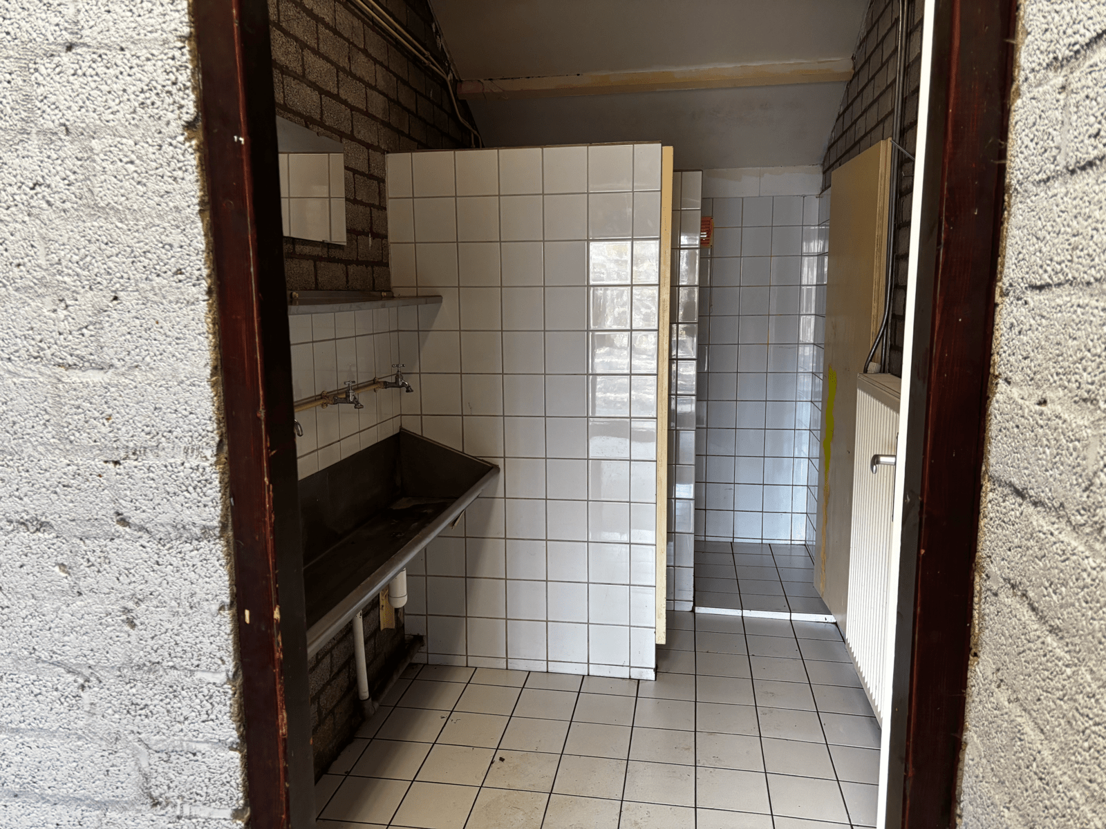 Blokhut sanitair - Ingang wasruimte en douches