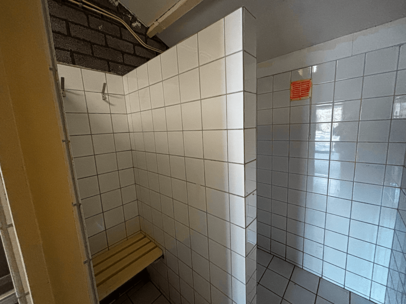 Blokhut sanitair - Kleedruimte naast de douches