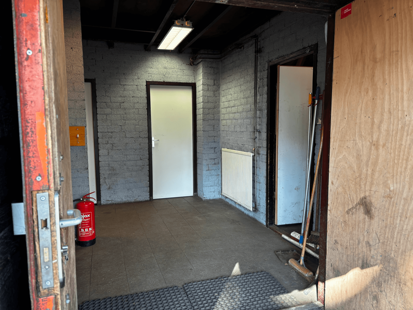 Blokhut interieur - Ruime hal met entree en garderobe