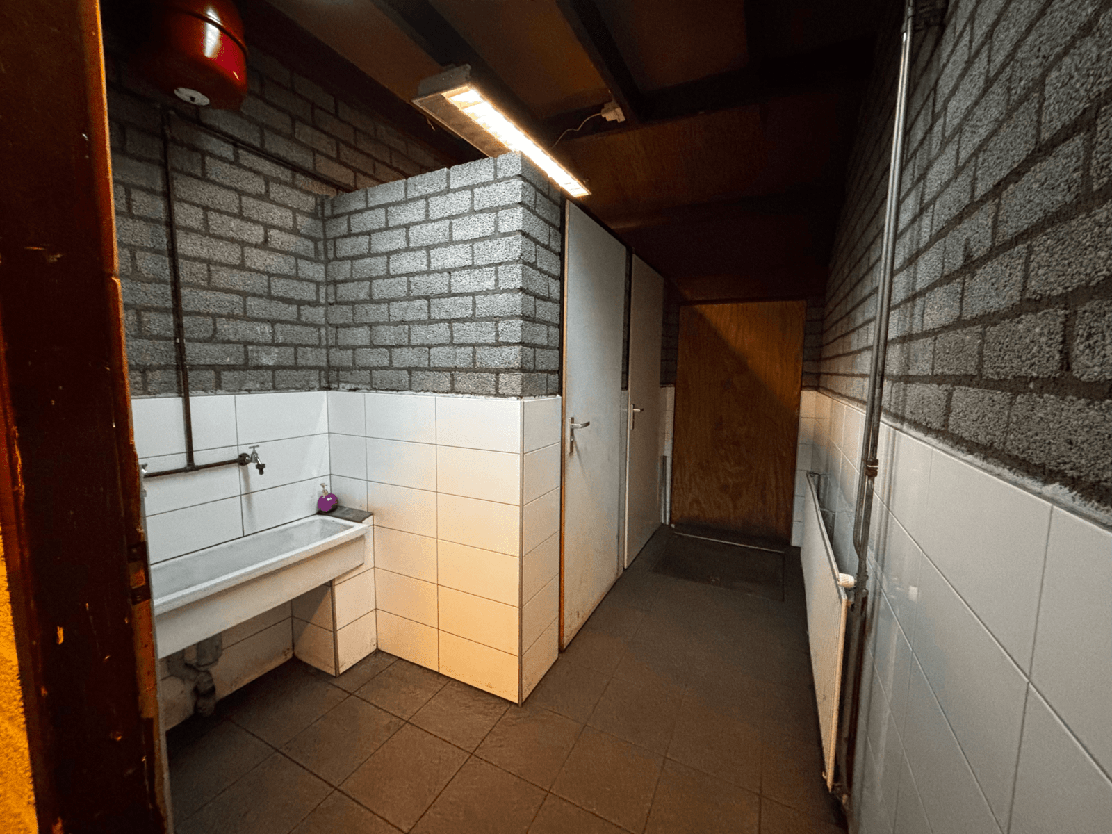 Blokhut toiletten - Ingang toiletruimte