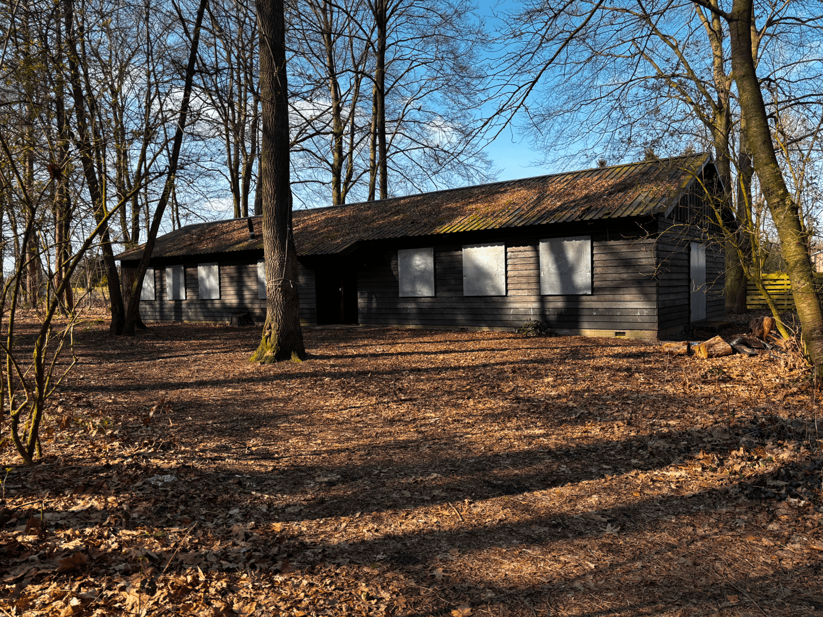 Blokhut Scouting Balmoral Apeldoorn - Voorgevel met ingang